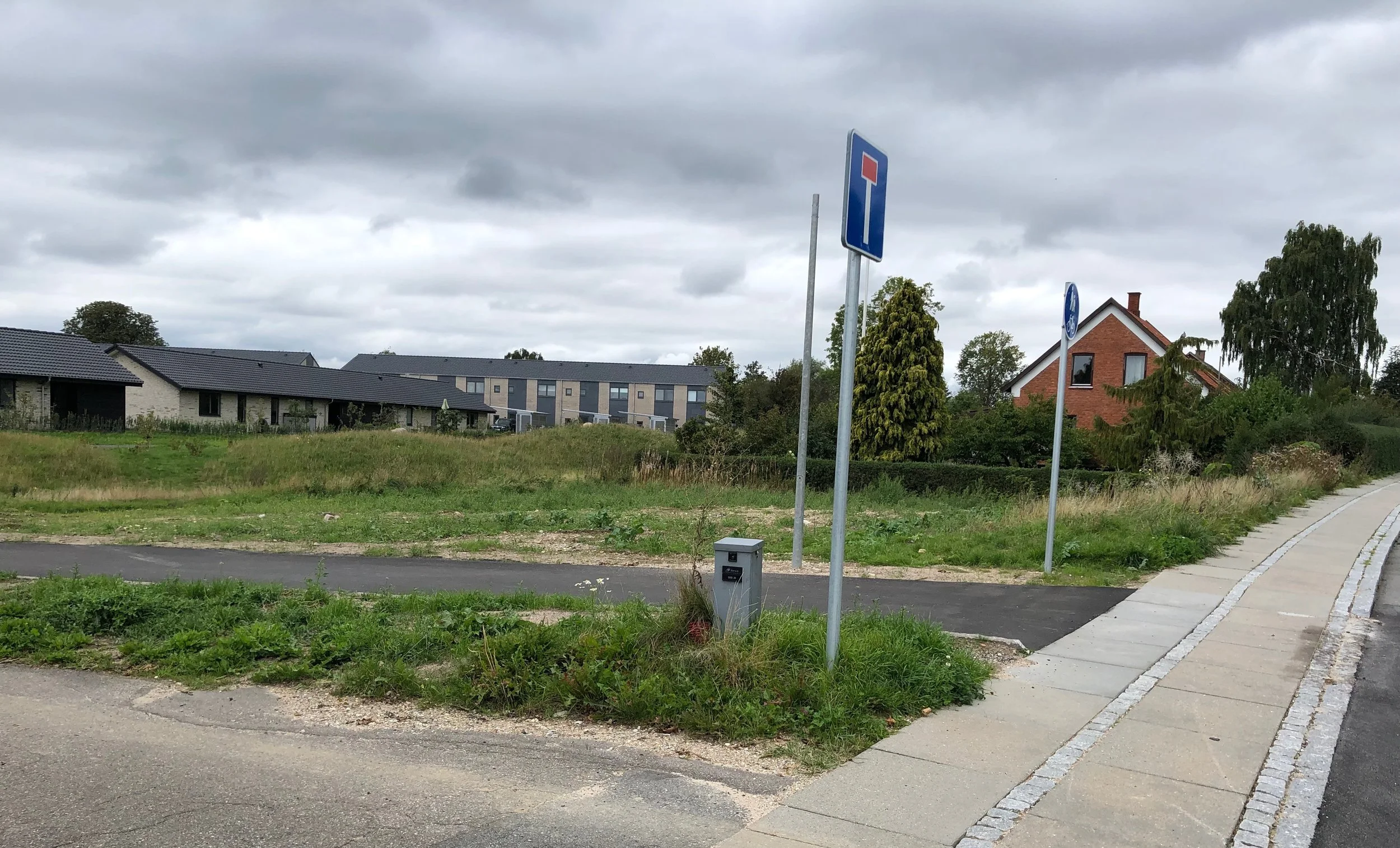 Var det ikke en idé, at gøre noget ved det kedelige grundstykke, som ligger ud til Kongevejen ved Kirkestien. Det ser ikke særlig kønt ud. Foto: AOB