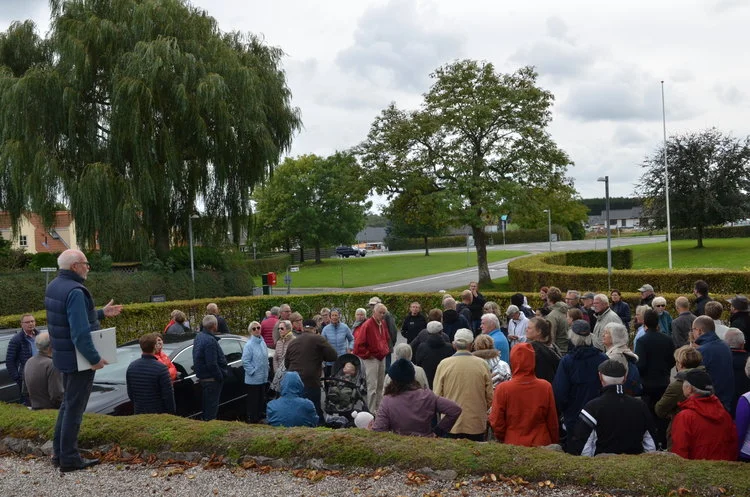 Der er otte ‘stop’ på ruten, som bl.a. går forbi Blovstrød Kirke med udsigt til den nye bebyggelse. Arkivfoto: AOB
