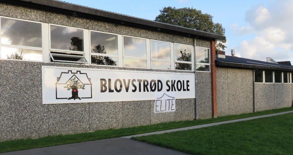 Blovstrød Skoles skilt, som vender ud mod Kongevejen, har fået en tilføjelse. Foto: Christian Spøer Sørensen