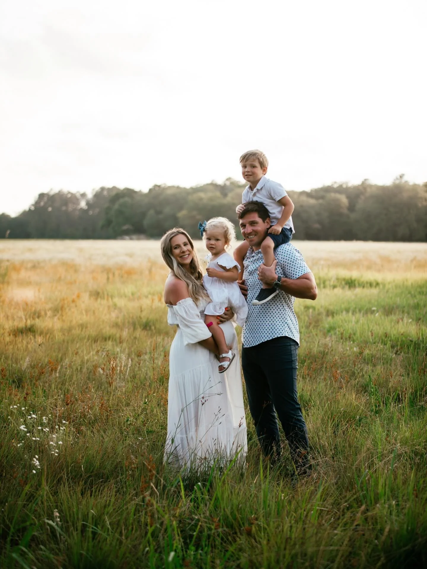Family sessions don&rsquo;t require perfect behavior &mdash; they require permission to be yourselves.
✨ Move, talk, laugh, snuggle, wander.
✨ Kids don&rsquo;t need to sit still to make magic.
✨ The best photos happen between the poses.

If you&rsquo