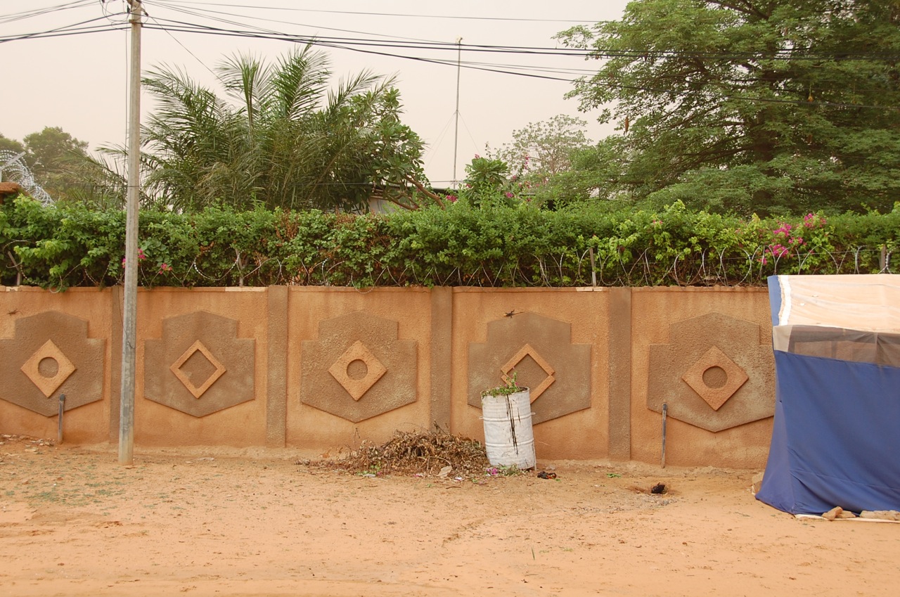 Compound wall decoration in Niamey, Niger. ©Mariam Kamara