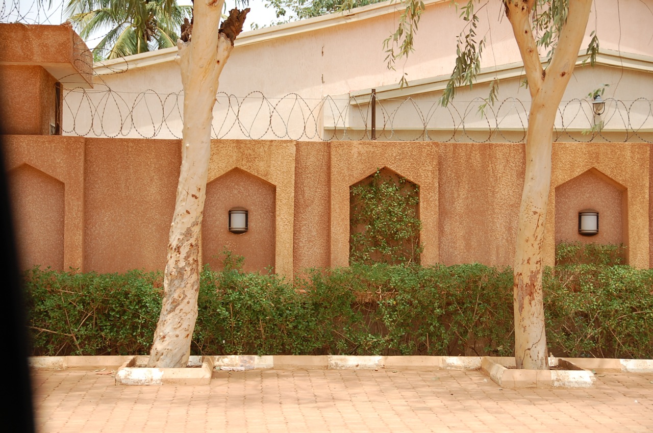 Compound wall in Niamey with niches for lights and low planters. ©Mariam Kamara