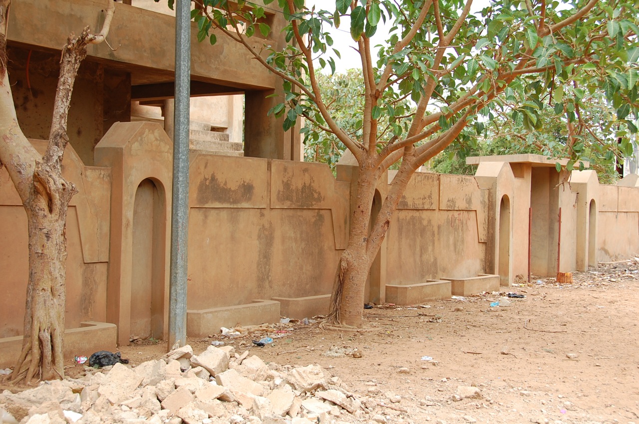 House under construction in Niamey with niches and planters framing entrance door. ©Mariam Kamara