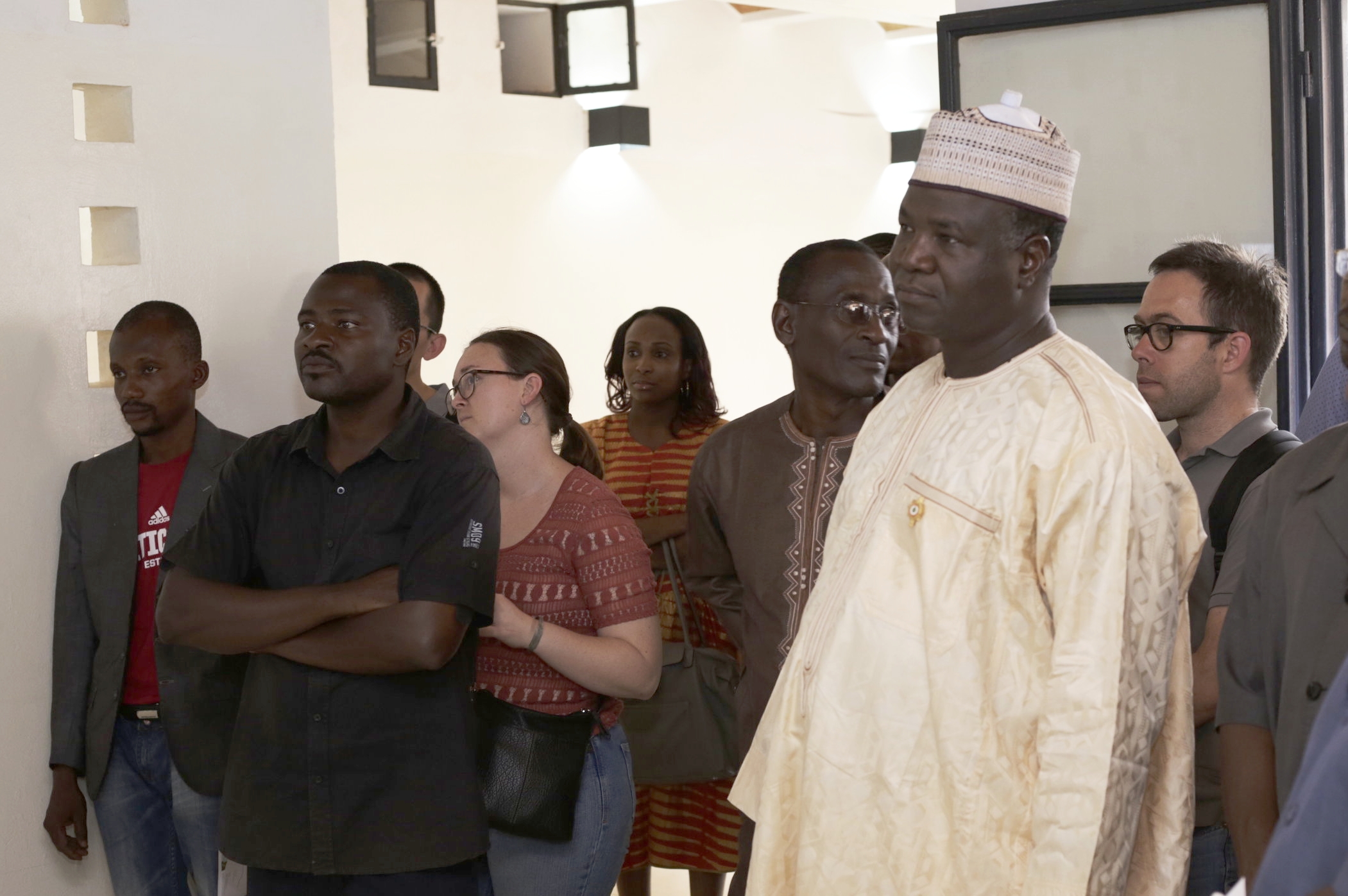 The lead engineer (in beige) on the Niamey 2000 project during one of our open houses for project. Image by Torsten Seidel.