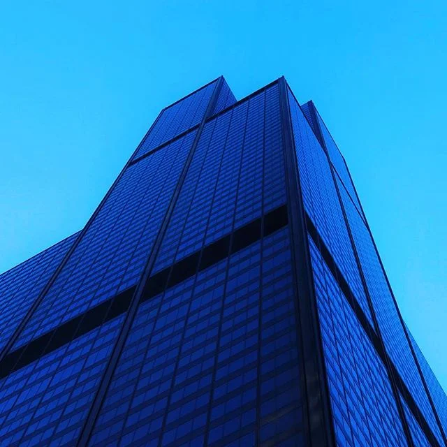 // Sky Glass //
&bull;
&bull;
&bull;
#chicagosky #chicagoskyhigh #glassfordays #blueglass #glassarchitecture #minimalistarchitecture #perspectivephotography #momentlens #iphone7plus #shotoniphone #willistower #chicago #illinois #travelchicago #archit