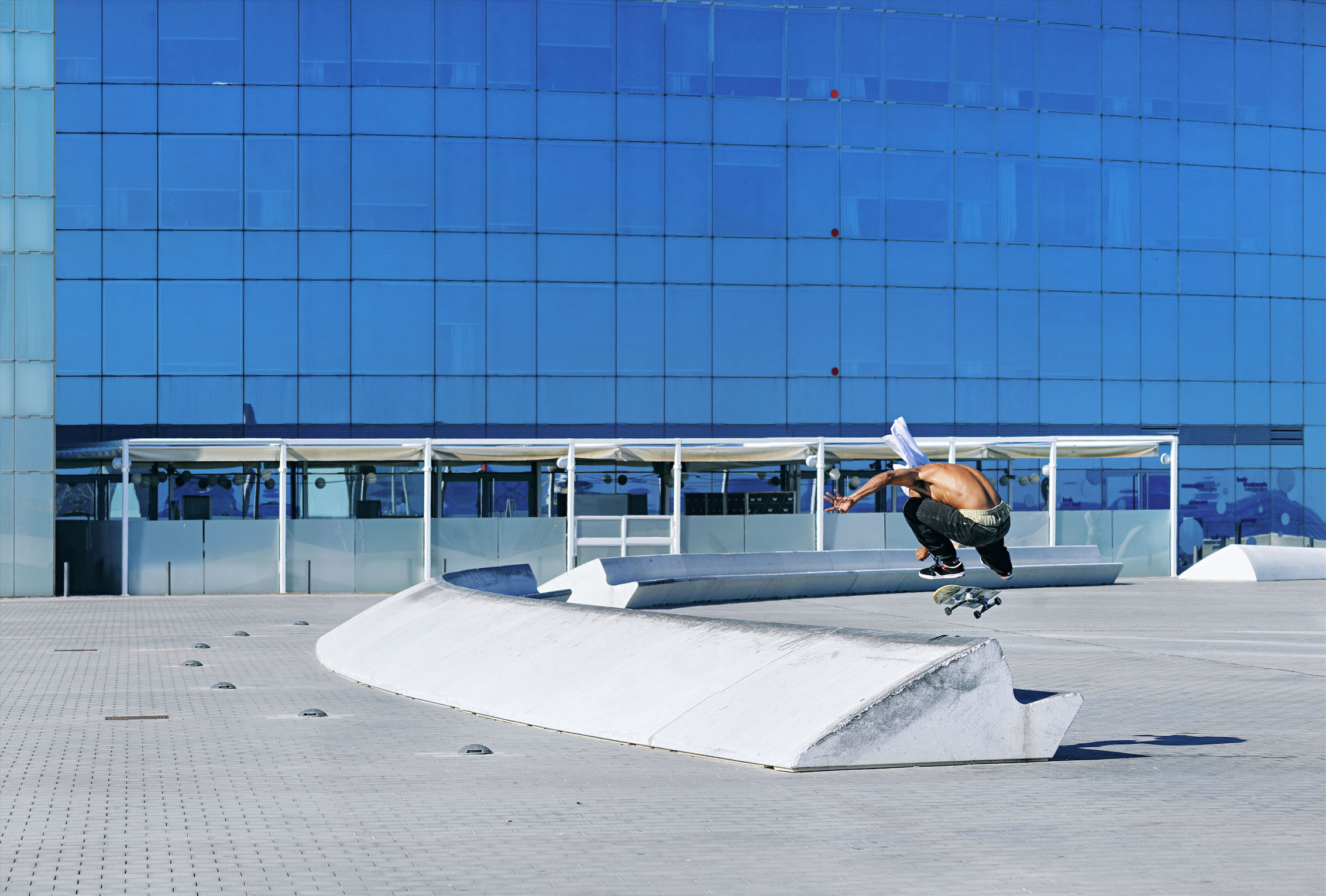 THIAGO LEMOS bs flip over the W curb_BE Skate Mag_Skate Pic.jpg