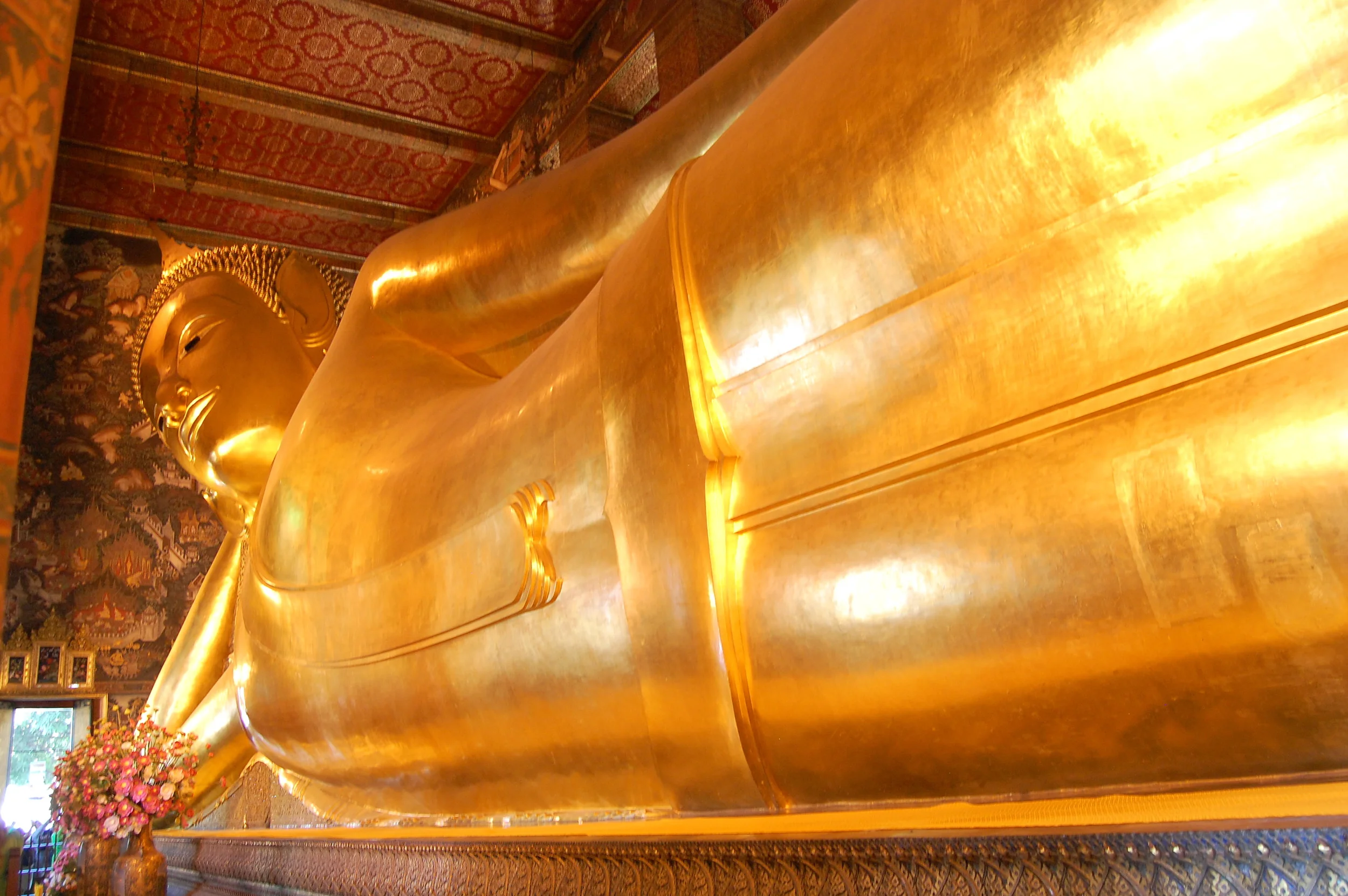  Inside Wat Pho is the  Reclining Buddha , which is flaked in golf leaf. &nbsp; 