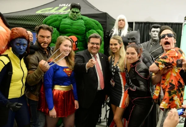 Le maire de Montréal, Denis Coderre, entouré de plusieurs cosplayeurs. Crédit: TVA Nouvelles