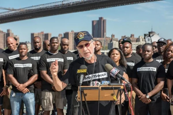 Des officiers de la NYPD démontrant leur soutien à Kaepernick. (Crédit: The Source)