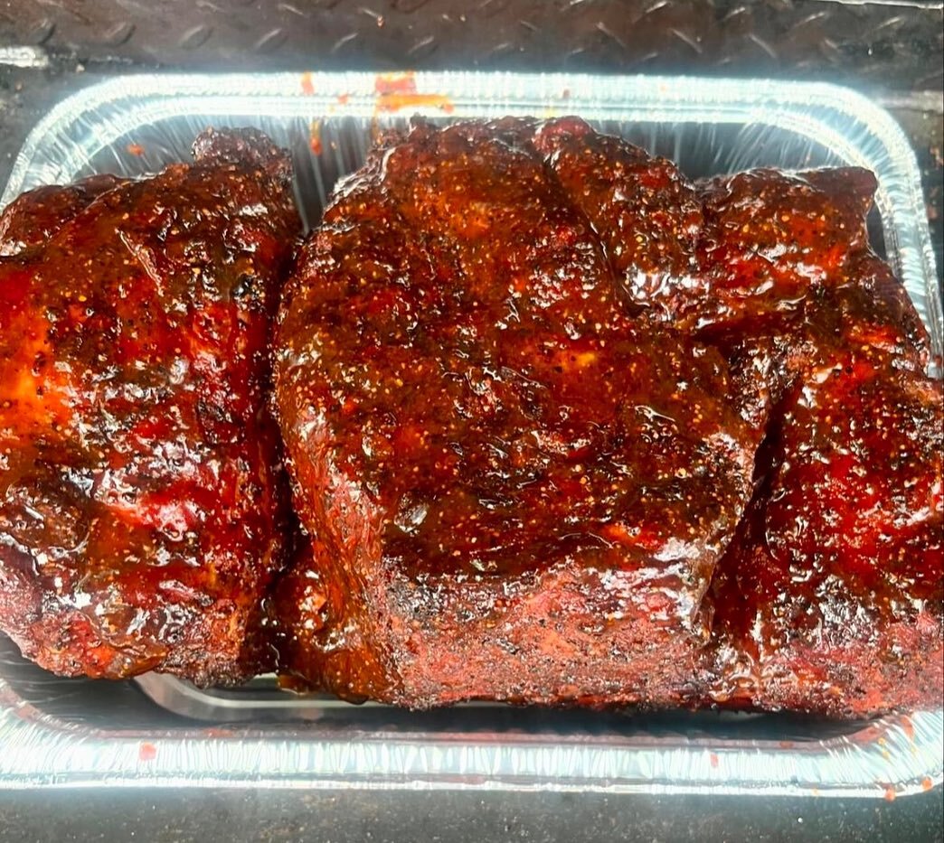 🚨Delicious Reminder🚨 Chef Nathanial&rsquo;s smoked pork butt masterpiece, &ldquo;The Pig Easy,&rdquo; is calling your name. Inspired by his @hogsforthecause team @the.pig.easy, it&rsquo;s a tantalizing pulled pork sensation that you simply have to 