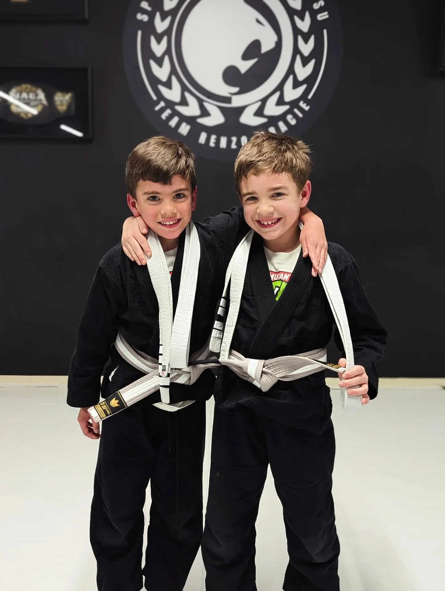 ADRIAN &amp; MATTEO // GREY-WHITE BELT