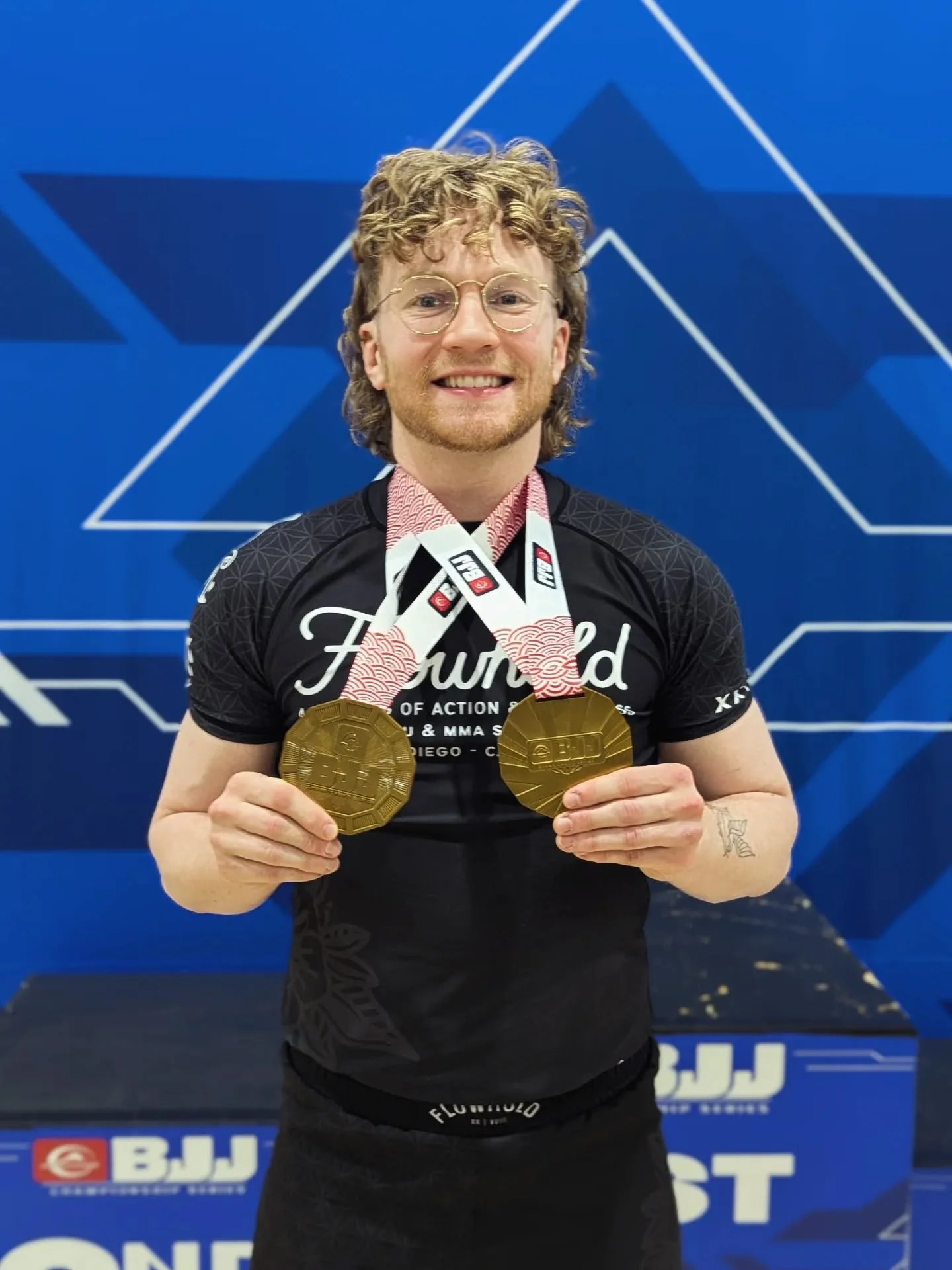 RAY // FUJI BJJ // 🥇🥇

Coach Ray had 4 matches and 4 submissions with no points scored against him to secure double gold.