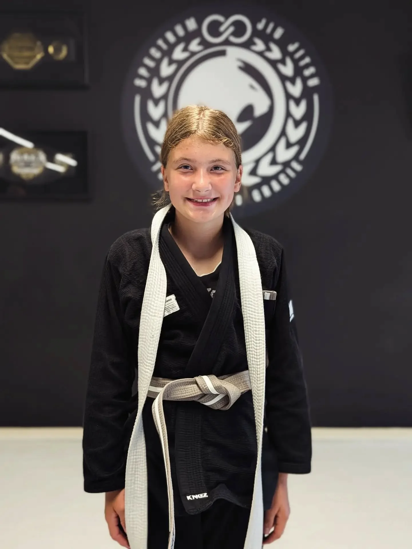 EMMA // GREY-WHITE BELT