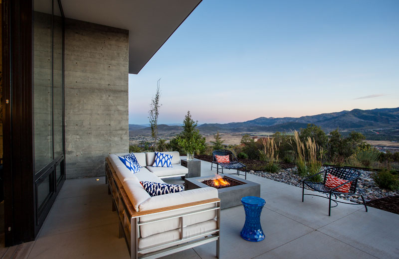 SparanoMooneyArchitecture_ParkCityModernResidence_OutdoorLivingSZ.jpg