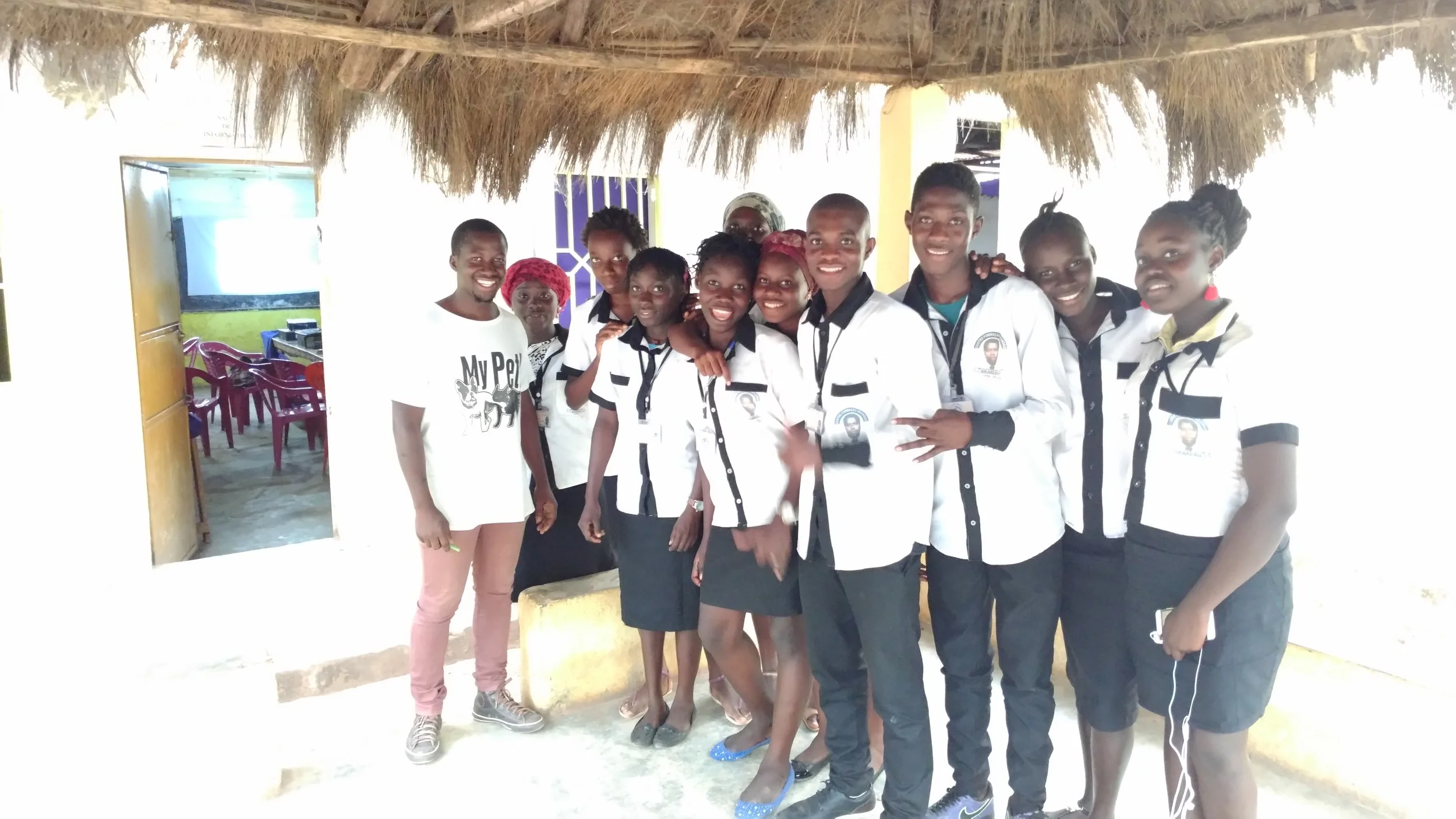 Vasco’s students eagerly crowded together for a group photo after class.