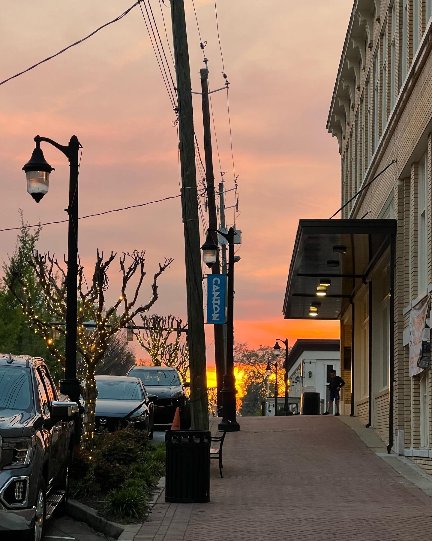 Nothin&rsquo; better than sunsets in @cityofcantonga 🌅🩵🍻 #GreenLineBrewery
