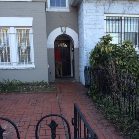 BEFORE : LACK OF LANDSCAPING DOESN'T ALLOW FOR AN INVITING FEEL 