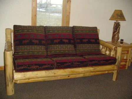 log-couch-302402.jpg