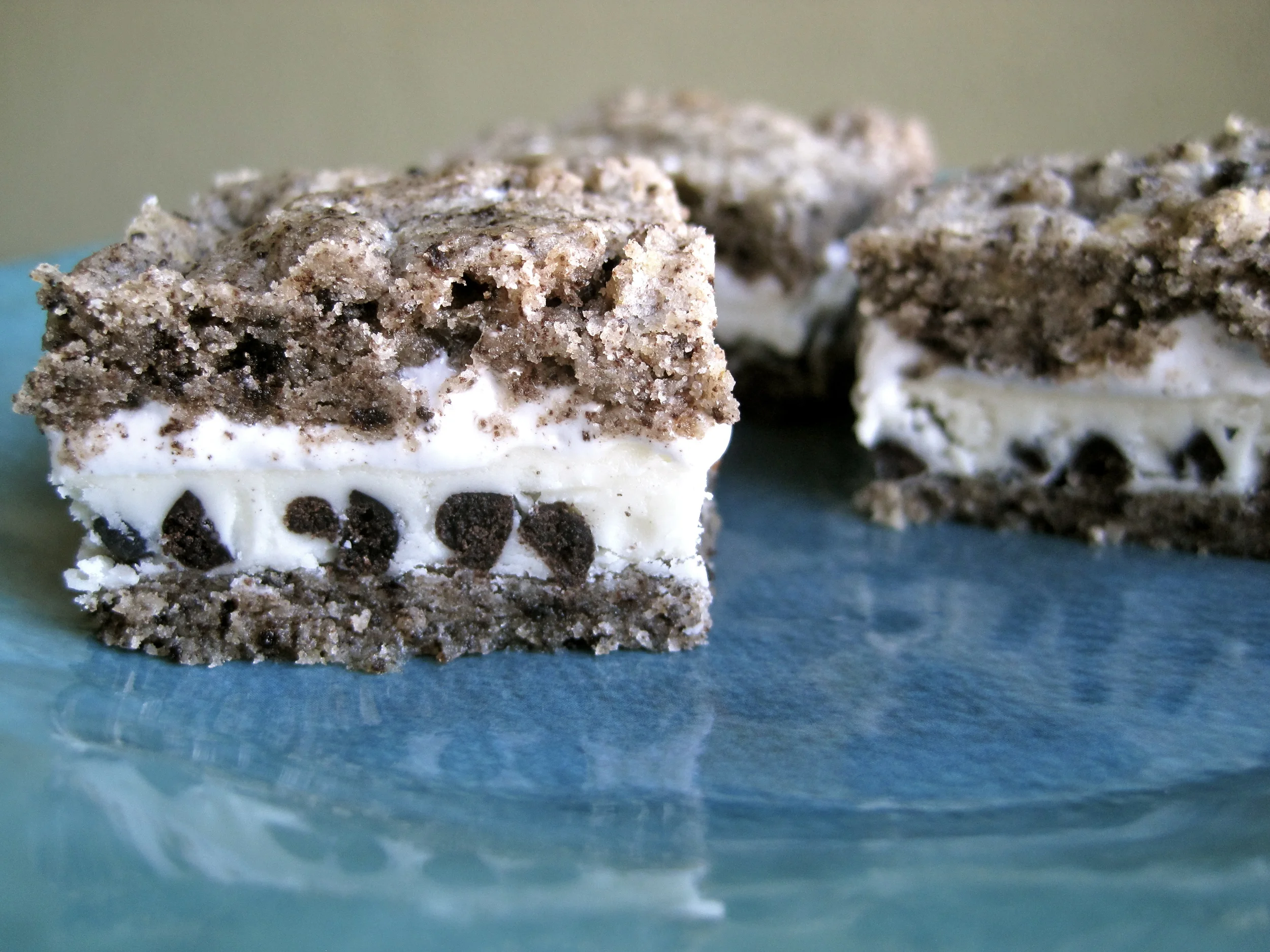 Gooey Cookies and Cream Bars