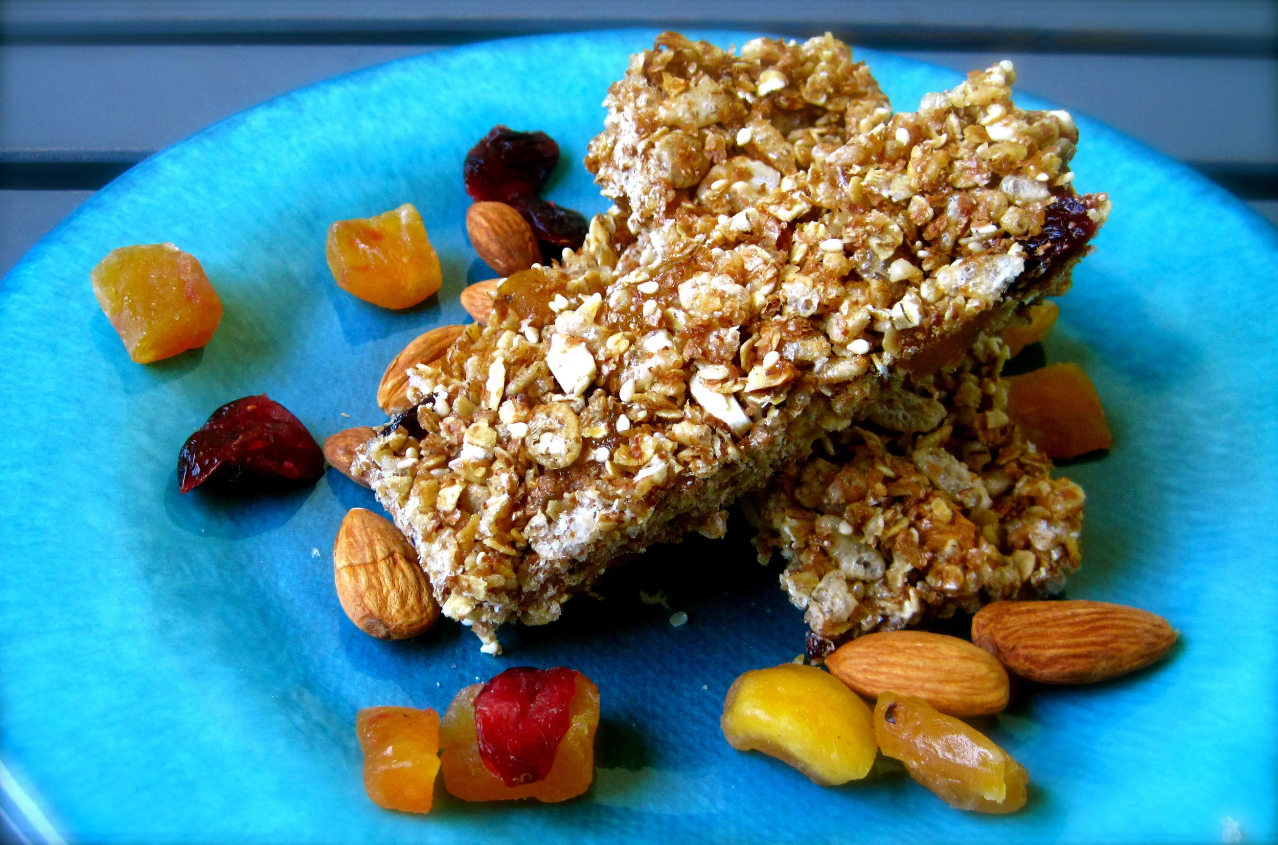Dried Fruit and Nut Crunchy Granola Bars