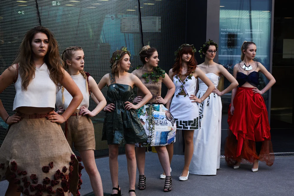 Kreationen von SchülerInnen der Modeschule Graz.