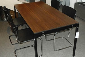 Tisch THESIS Alinea Gestell schwarz, Blatt Nussbaum, 160 x 80 cm Verkaufspreis CHF 1’660.00 Spezialpreis CHF 900.00