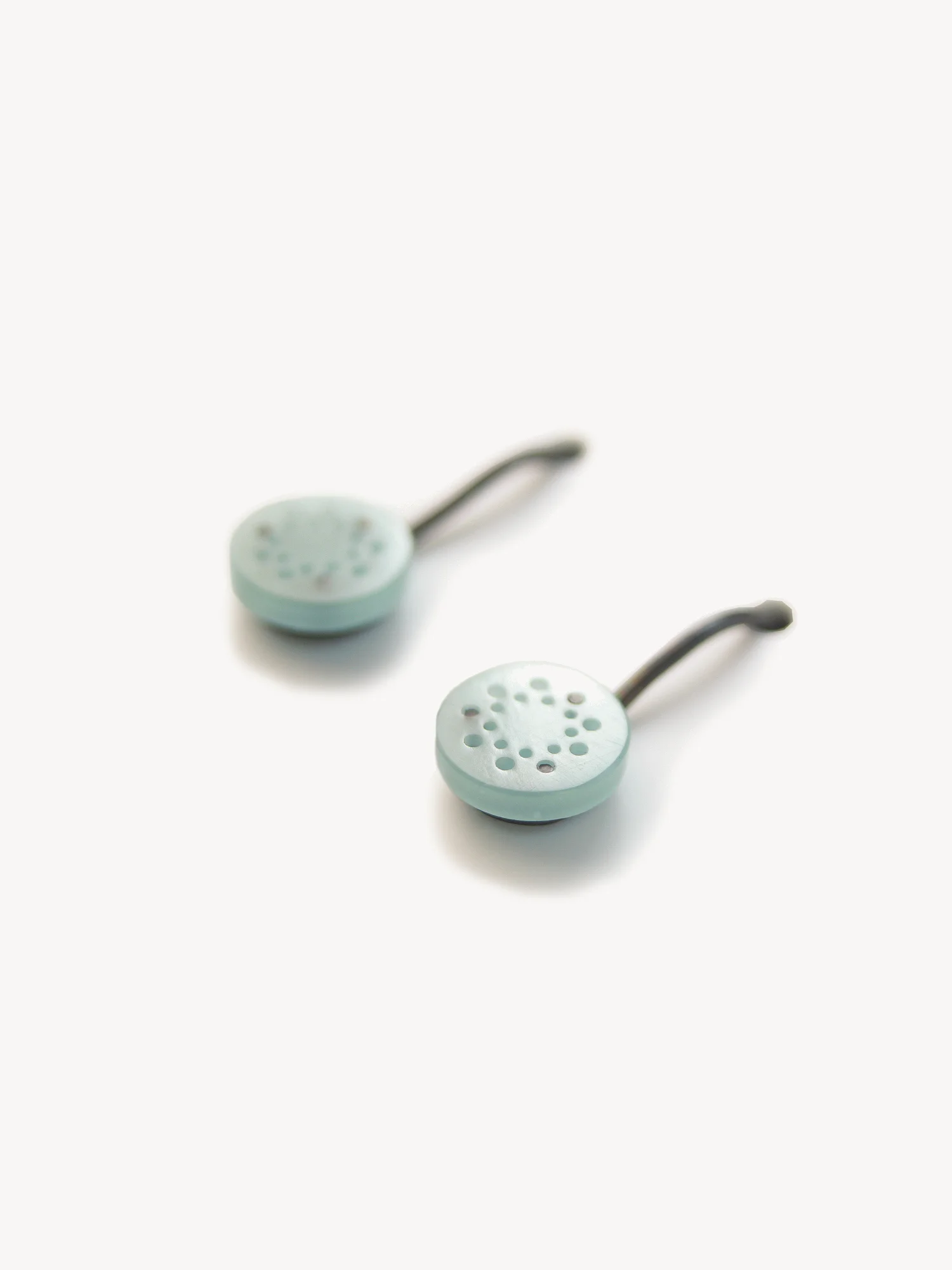 Lochwerk Petit Ohrhänger in schwarzrutheniertem Silber