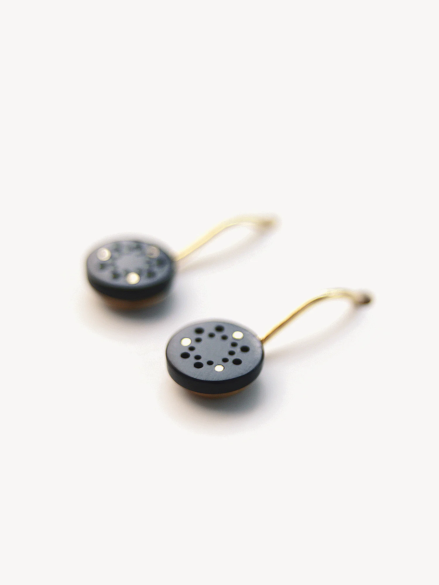 Lochwerk Petit Ohrhänger in Gold