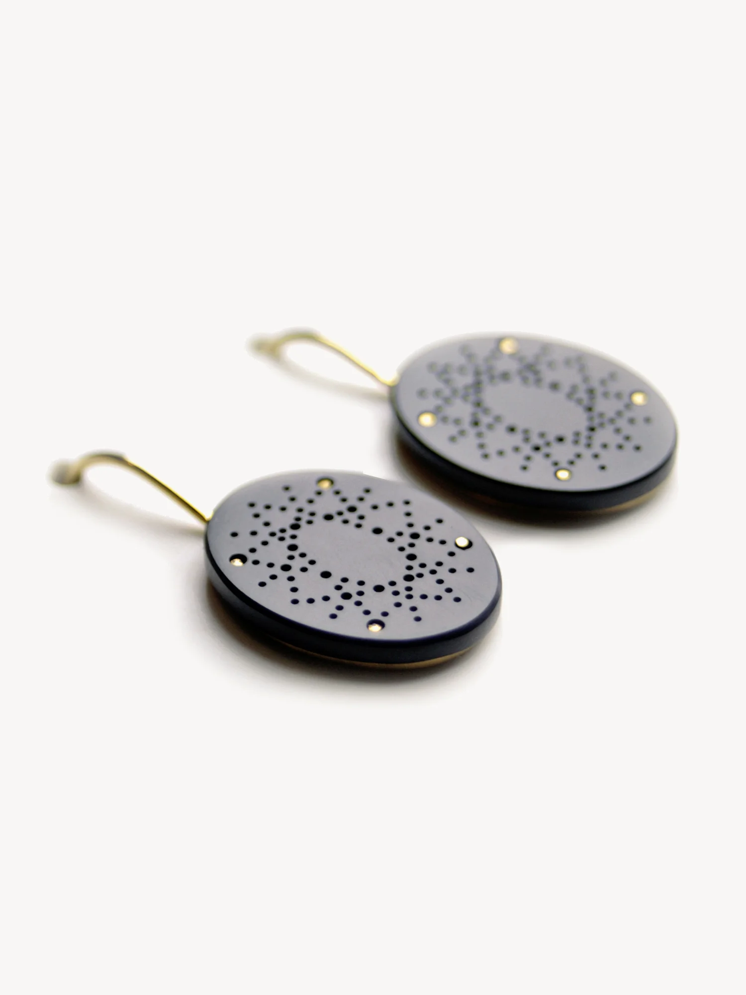 Lochwerk Ohrhänger in oval