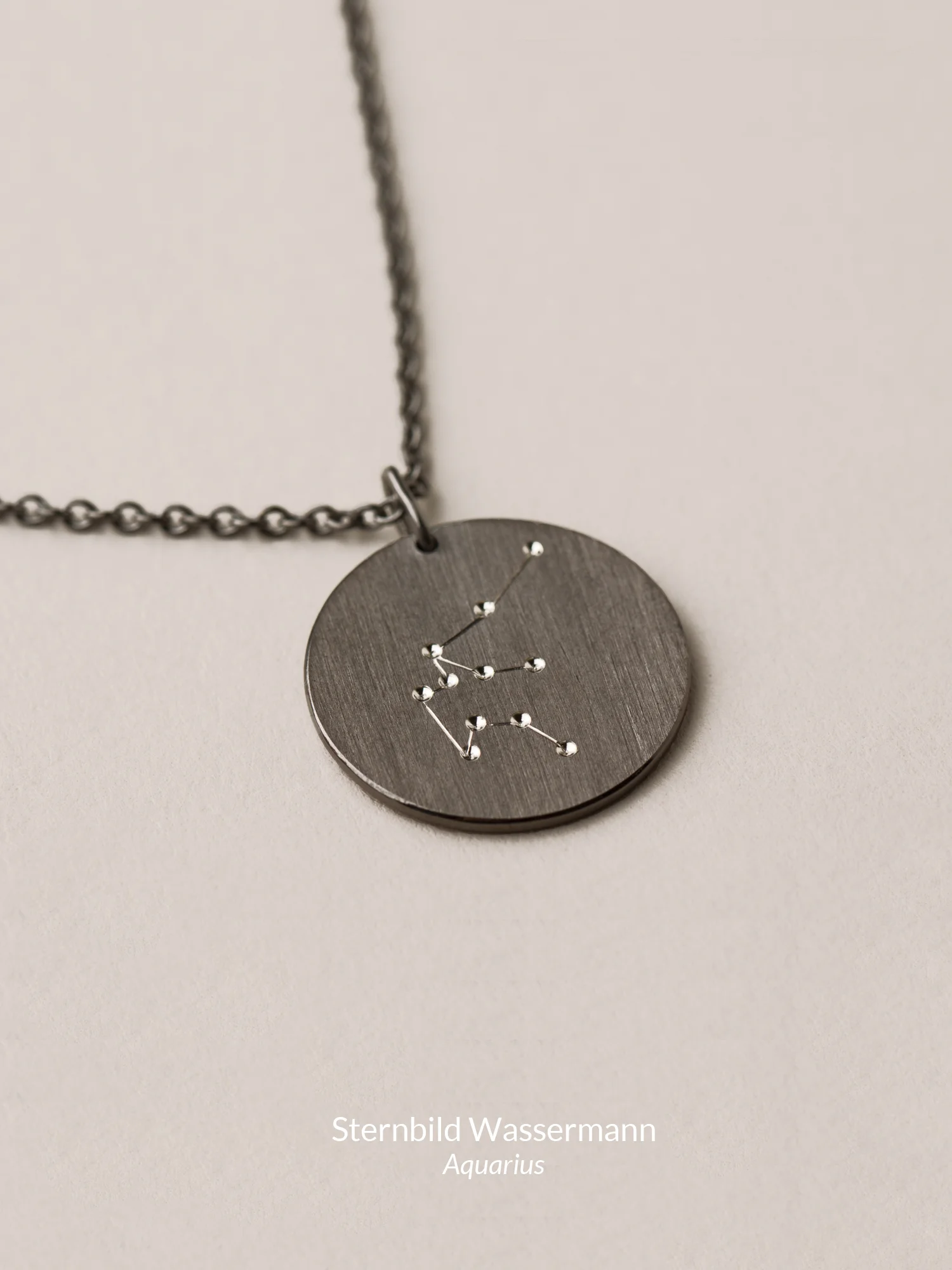 Christina-Pauls-Sternzeichen-Kette-Schwarz-Silber-Wassermann.jpg