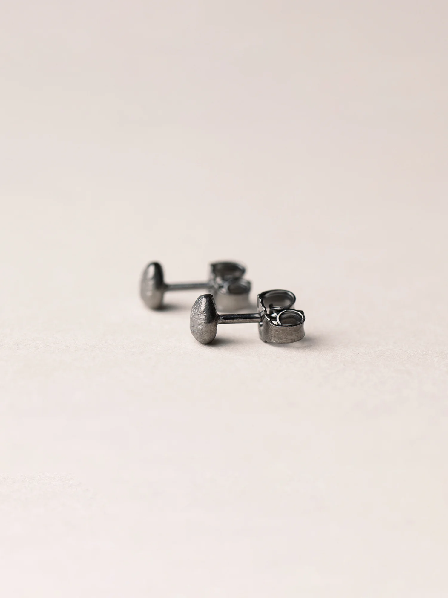 Christina-Pauls-Ohrstecker-klein-Schwarz-Silber-rund3.jpg