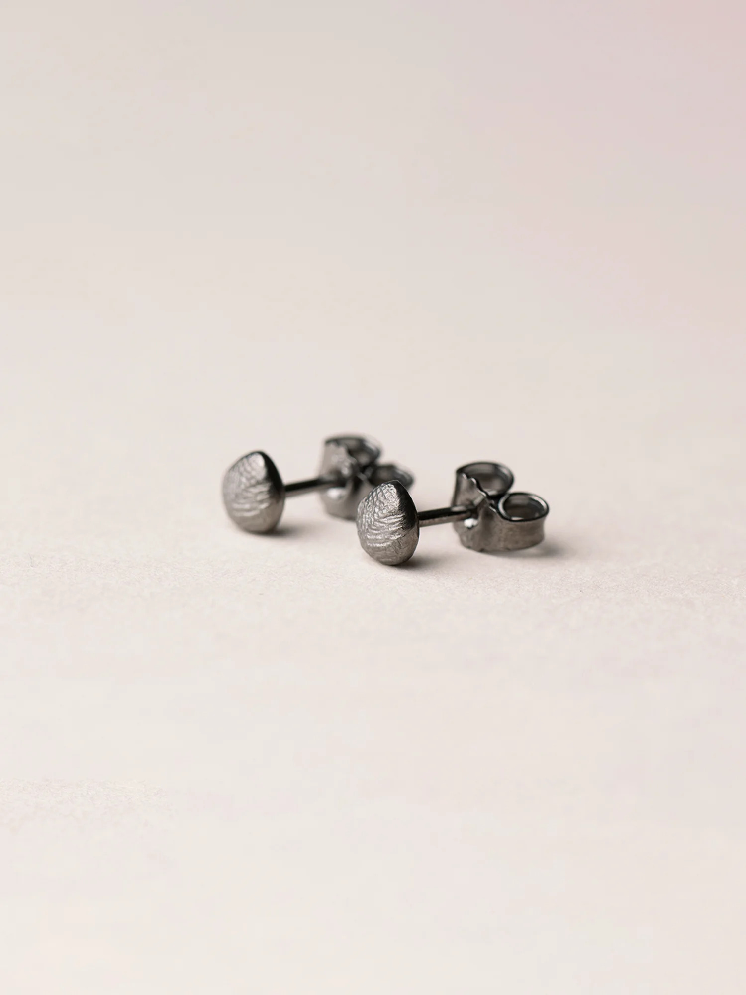 Christina-Pauls-Ohrstecker-klein-Schwarz-Silber-rund2.jpg
