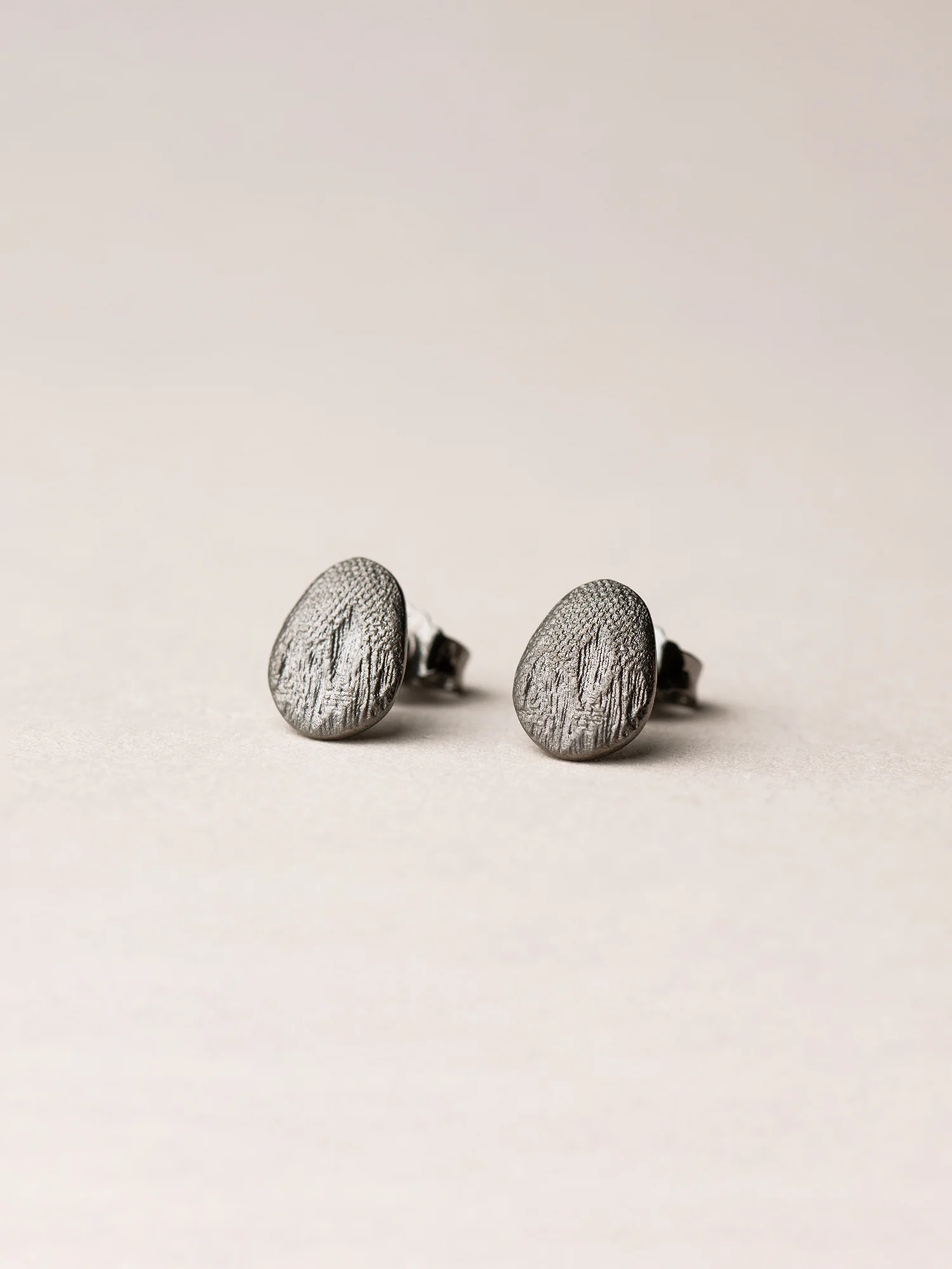 Christina-Pauls-Ohrstecker-Silber-Schwarz-oval3.jpg