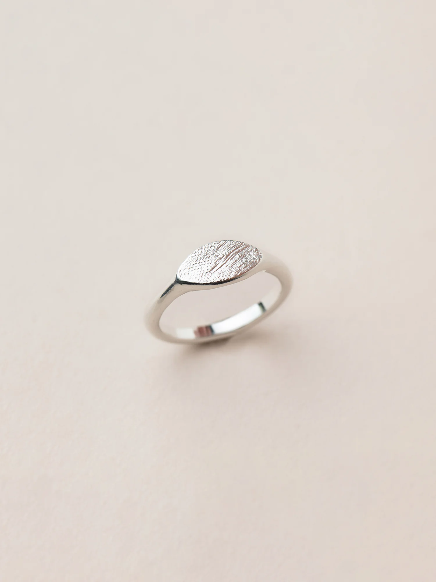 Christina-Pauls-Siegelring-oval-Struktur-Silber2.jpg