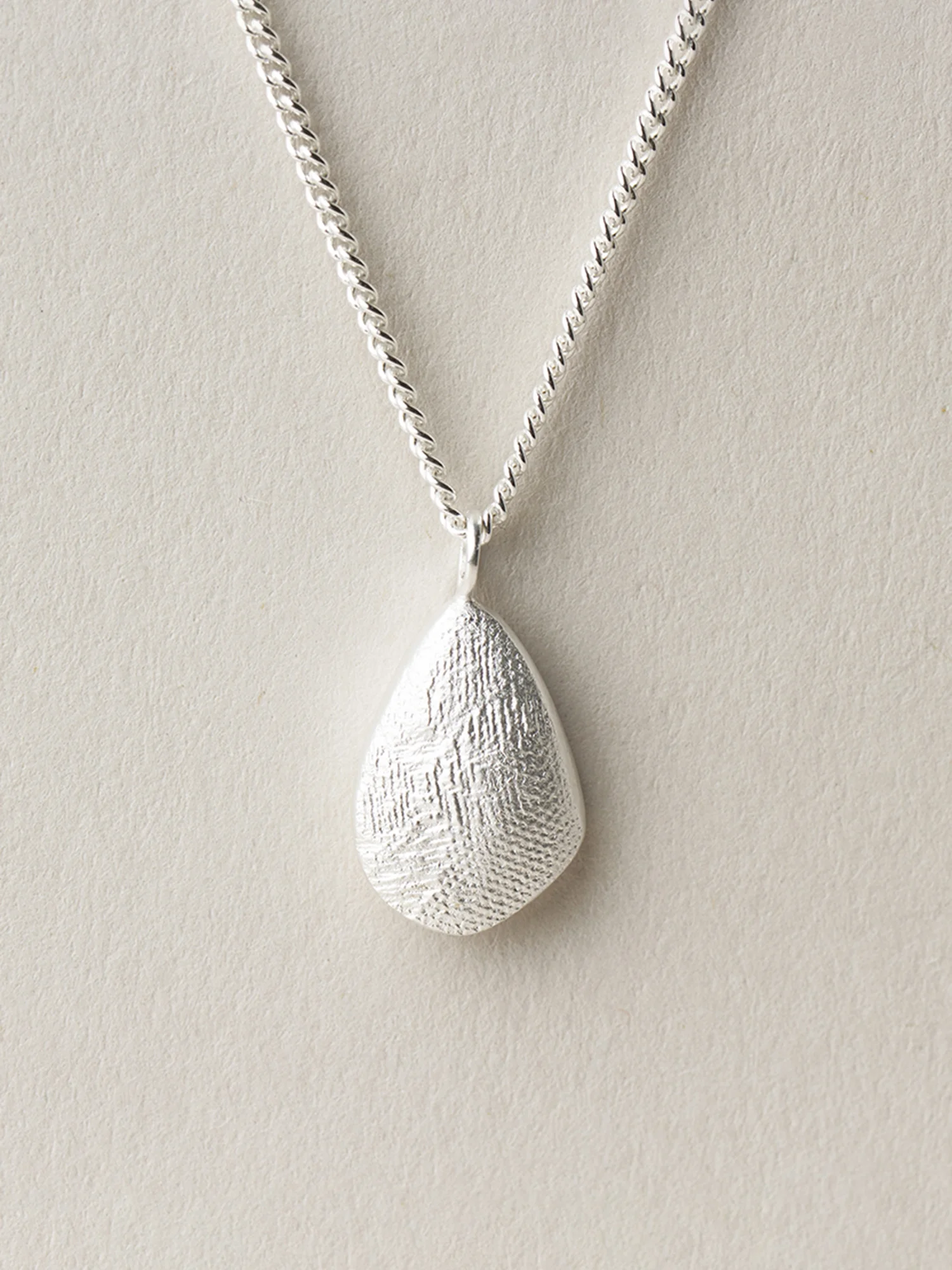 Christina-Pauls-Kette-Anhänger-Struktur-Tropfen-Silber3.jpg