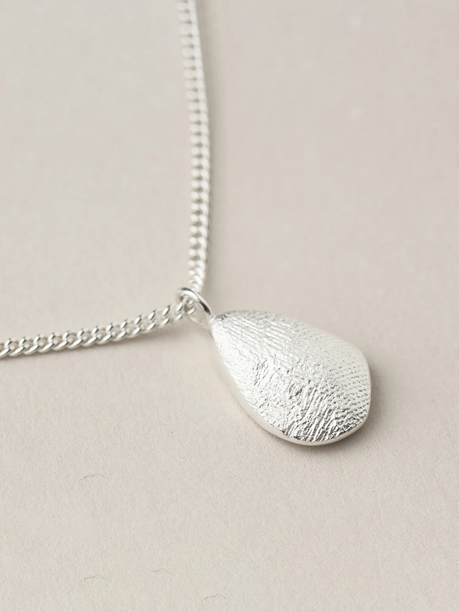 Christina-Pauls-Kette-Anhänger-Struktur-Tropfen-Silber1.jpg