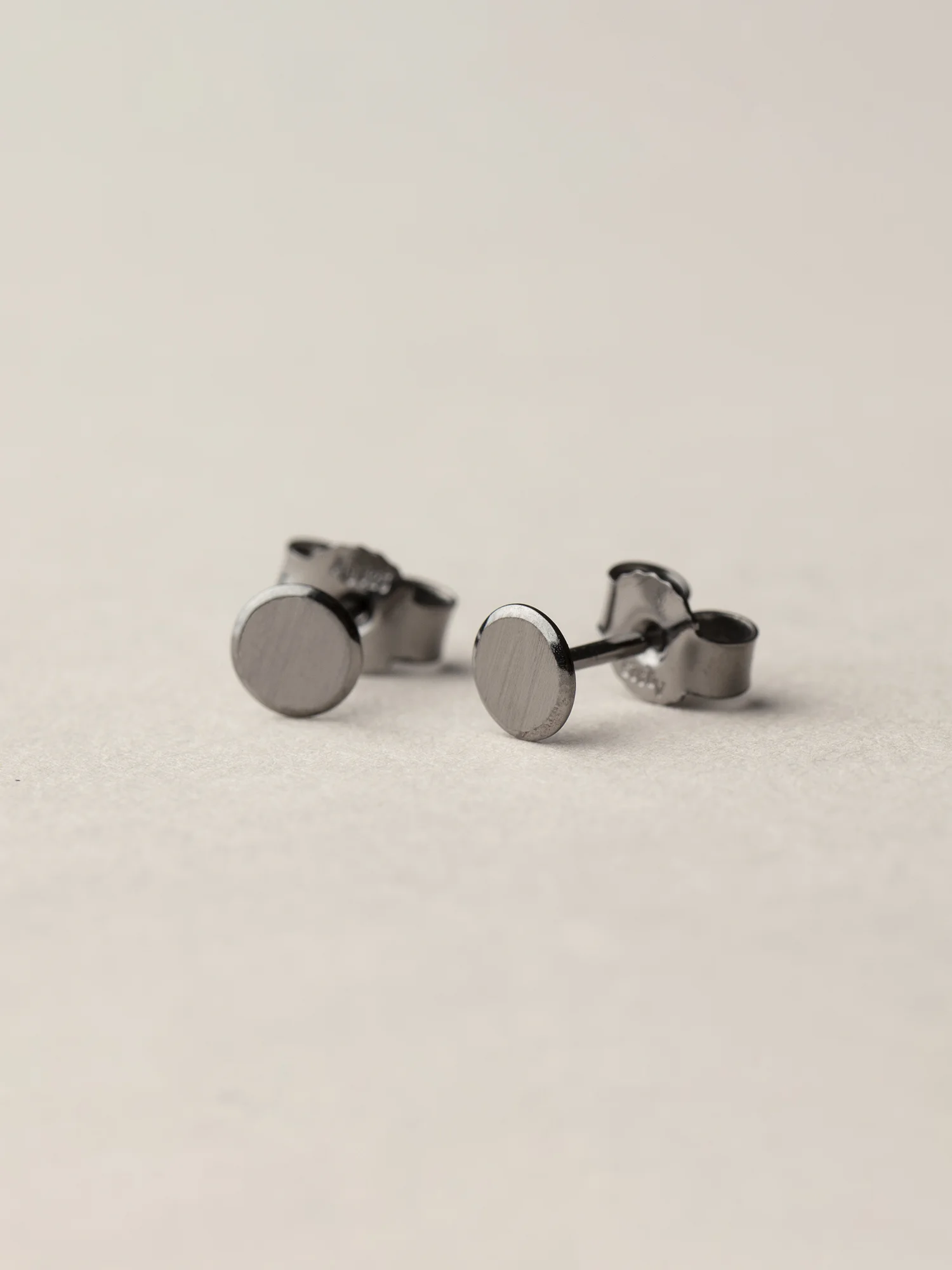 Christina-Pauls-Punkt-Ohrstecker-Silber-rund-rutheniert-geschwärzt-5mm1.jpg