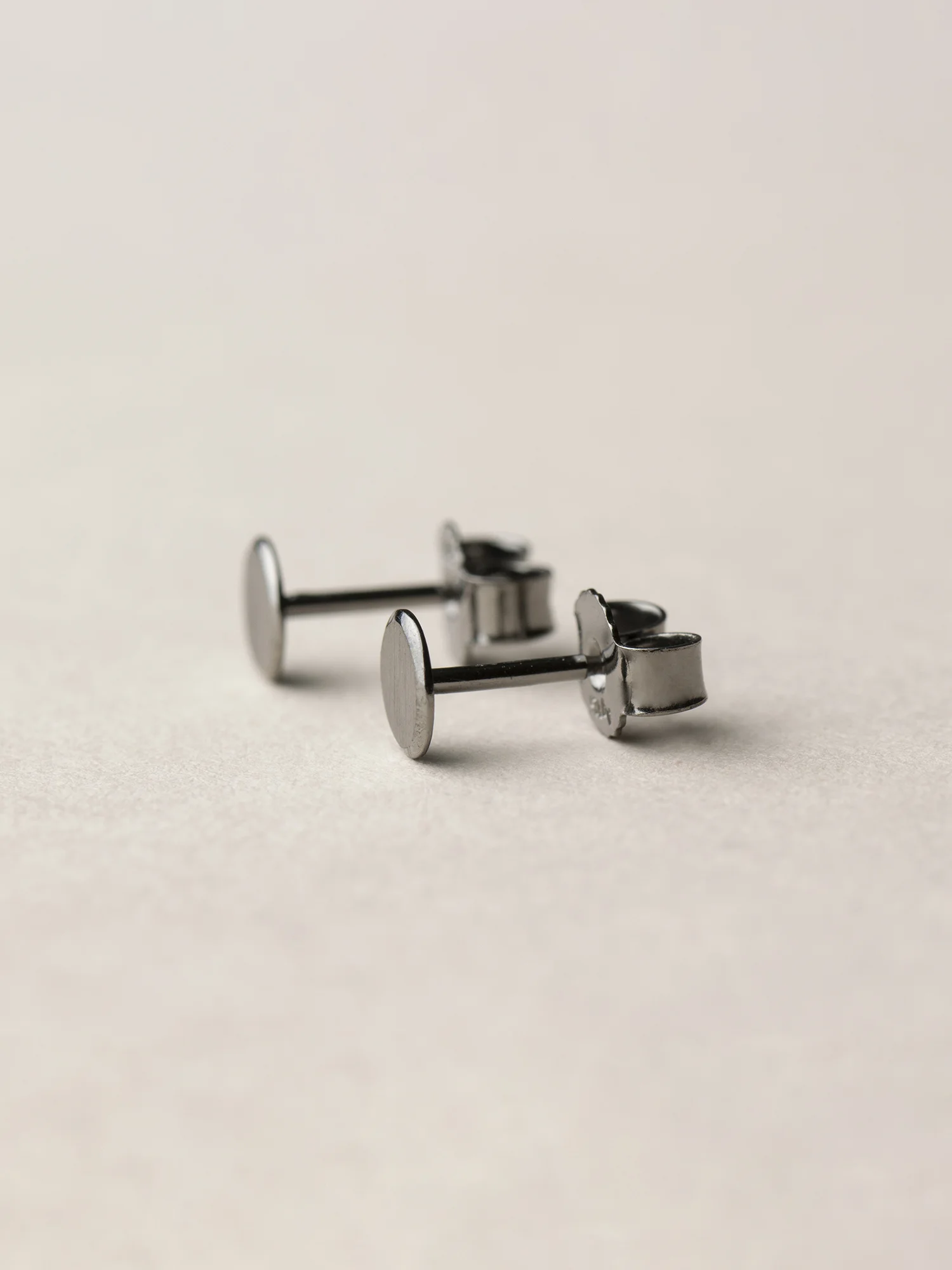 Christina-Pauls-Punkt-Ohrstecker-Silber-rund-rutheniert-geschwärzt-5mm2.jpg