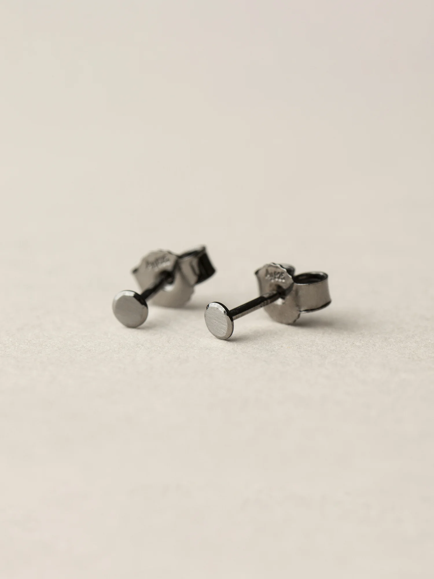 Christina-Pauls-Punkt-Ohrstecker-Silber-rund-rutheniert-geschwärzt-3mm3.jpg