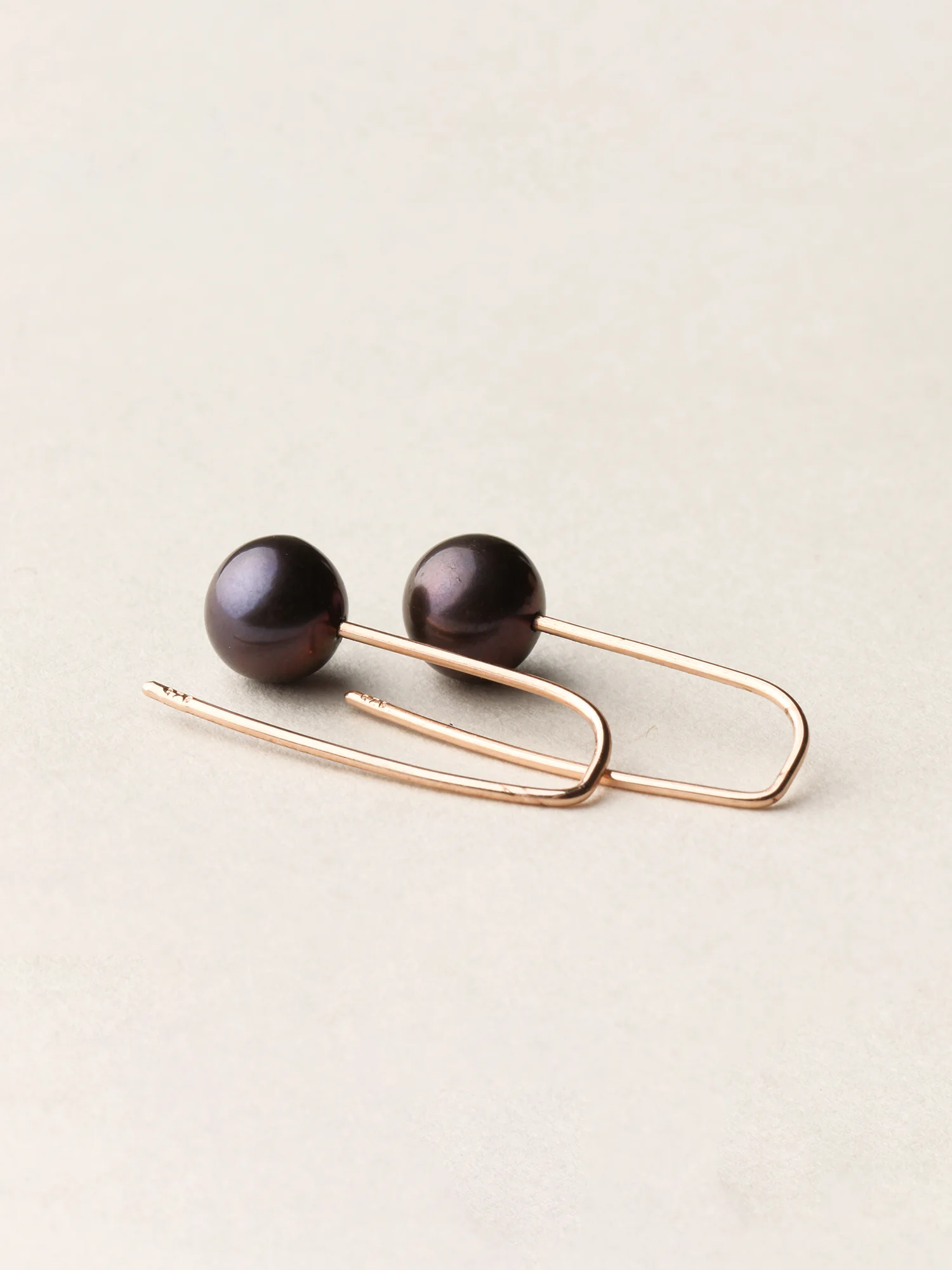 Christina-Pauls-Perlenohrringe-schwarz-Suesswasserperlen-lang-Rosegold.jpg