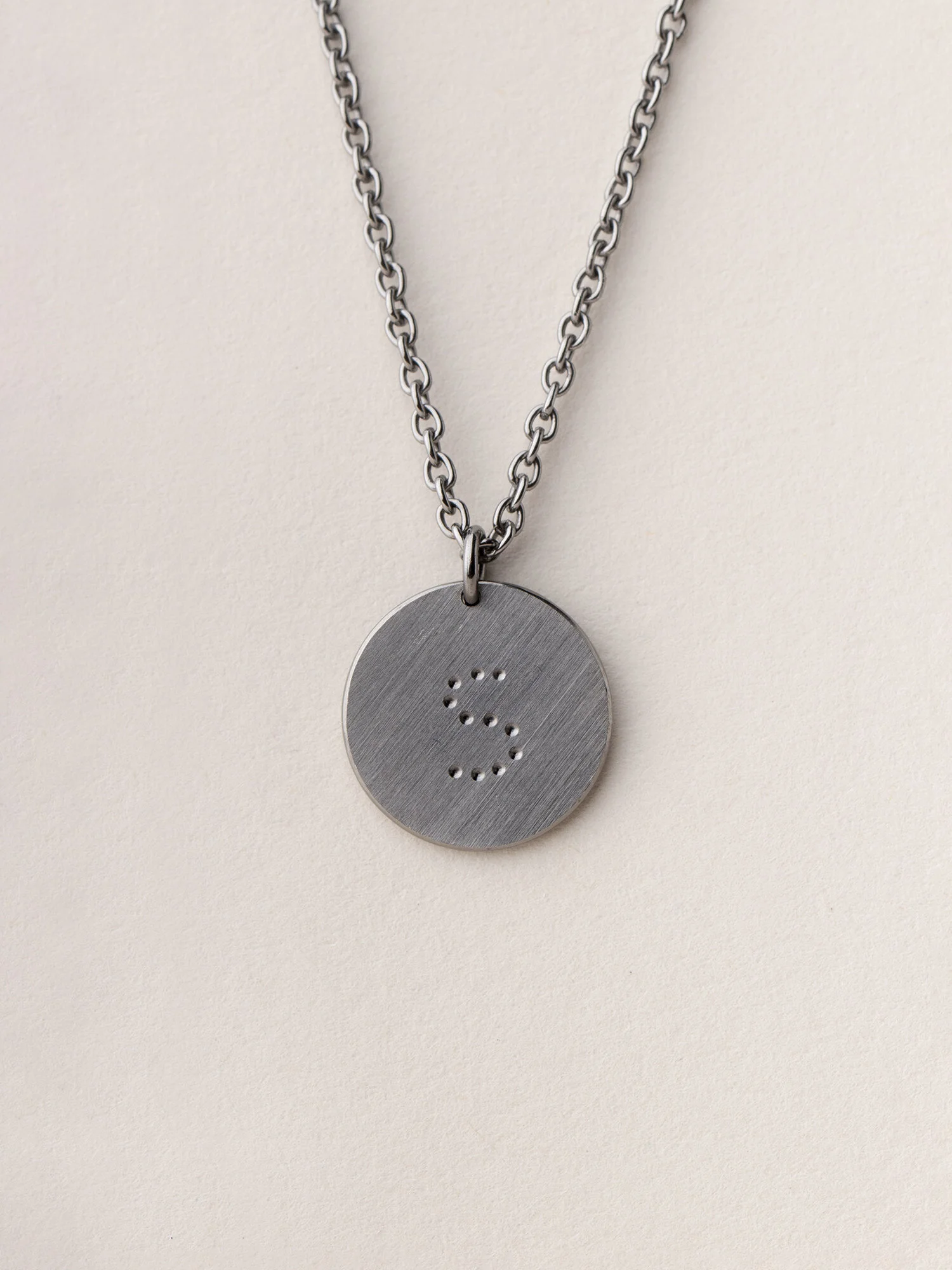 Buchstabenanhänger in schwarzrutheniertem Silber