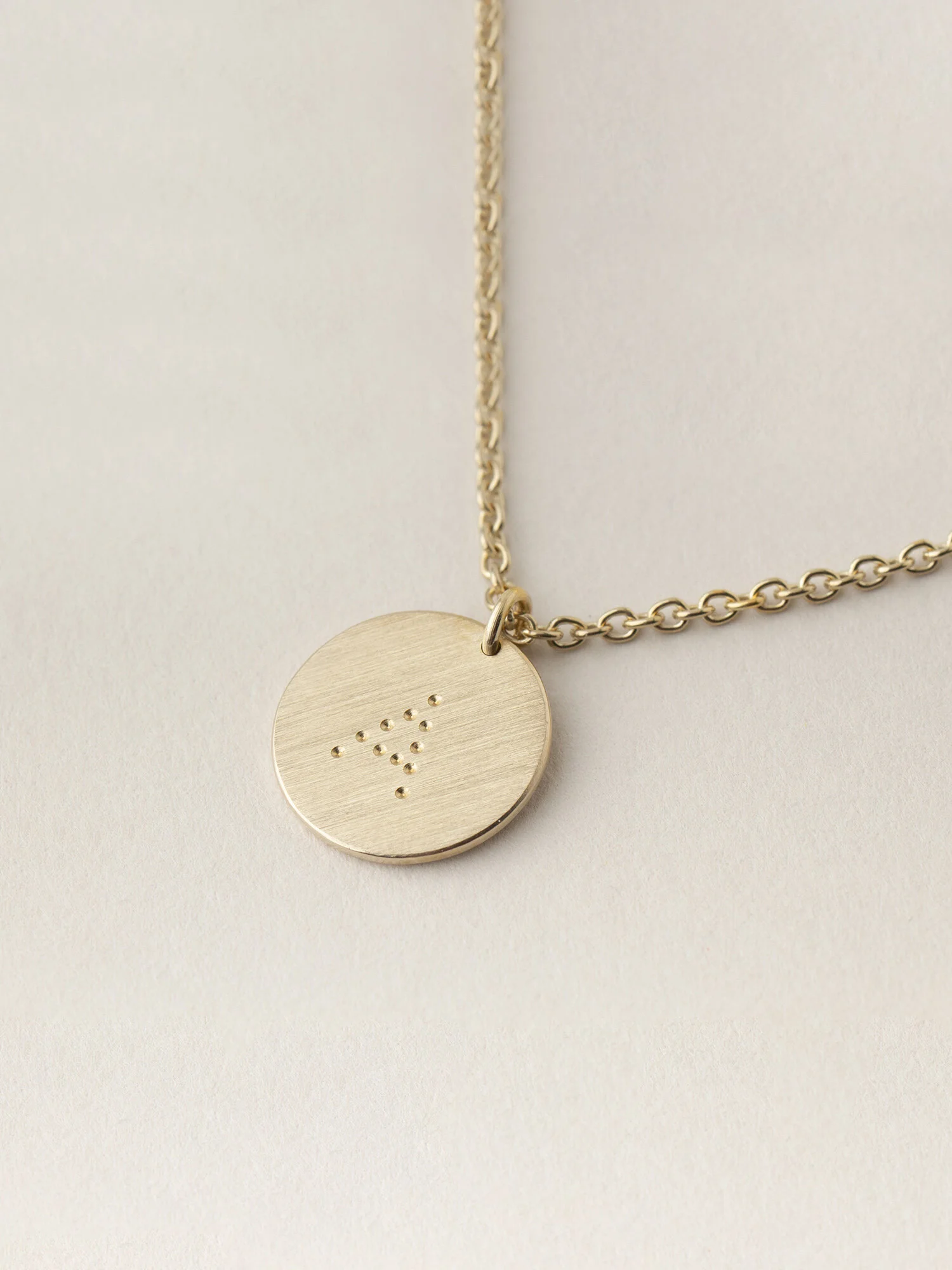 Buchstabenanhänger in goldplatiertem Silber/Gold