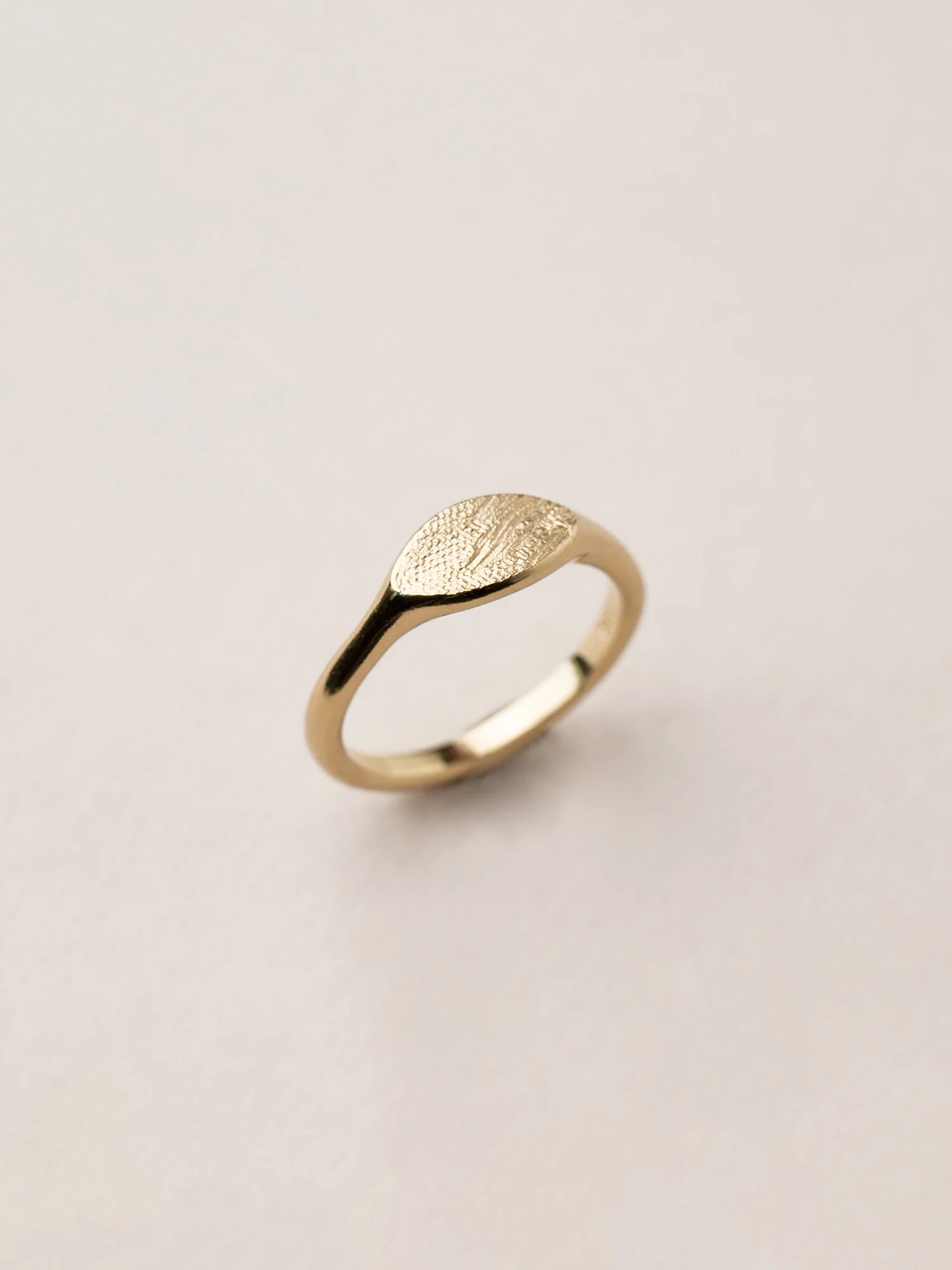 Amia Ring, breit in Gold