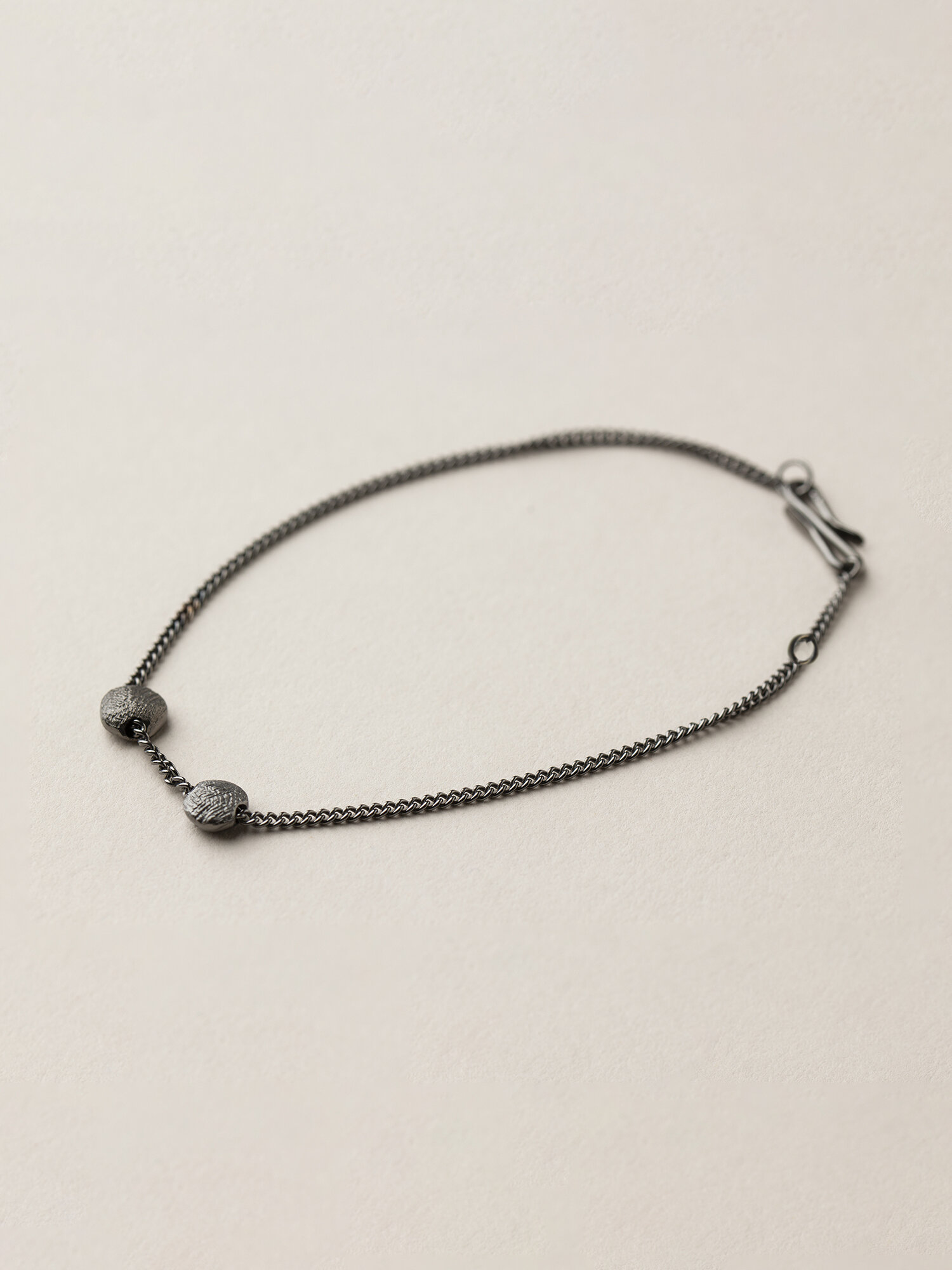 Amia Armband in schwarzrutheniertem Silber