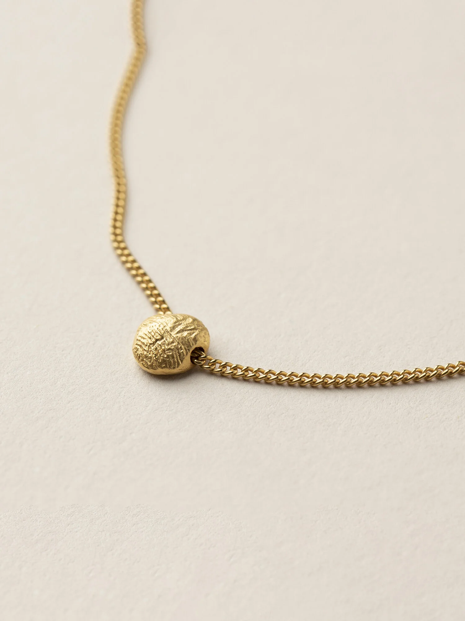 Amia Punkt Kette in Gold