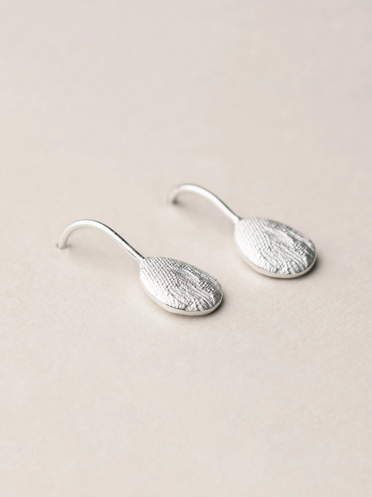 Amia Ohrhänger, oval in Silber