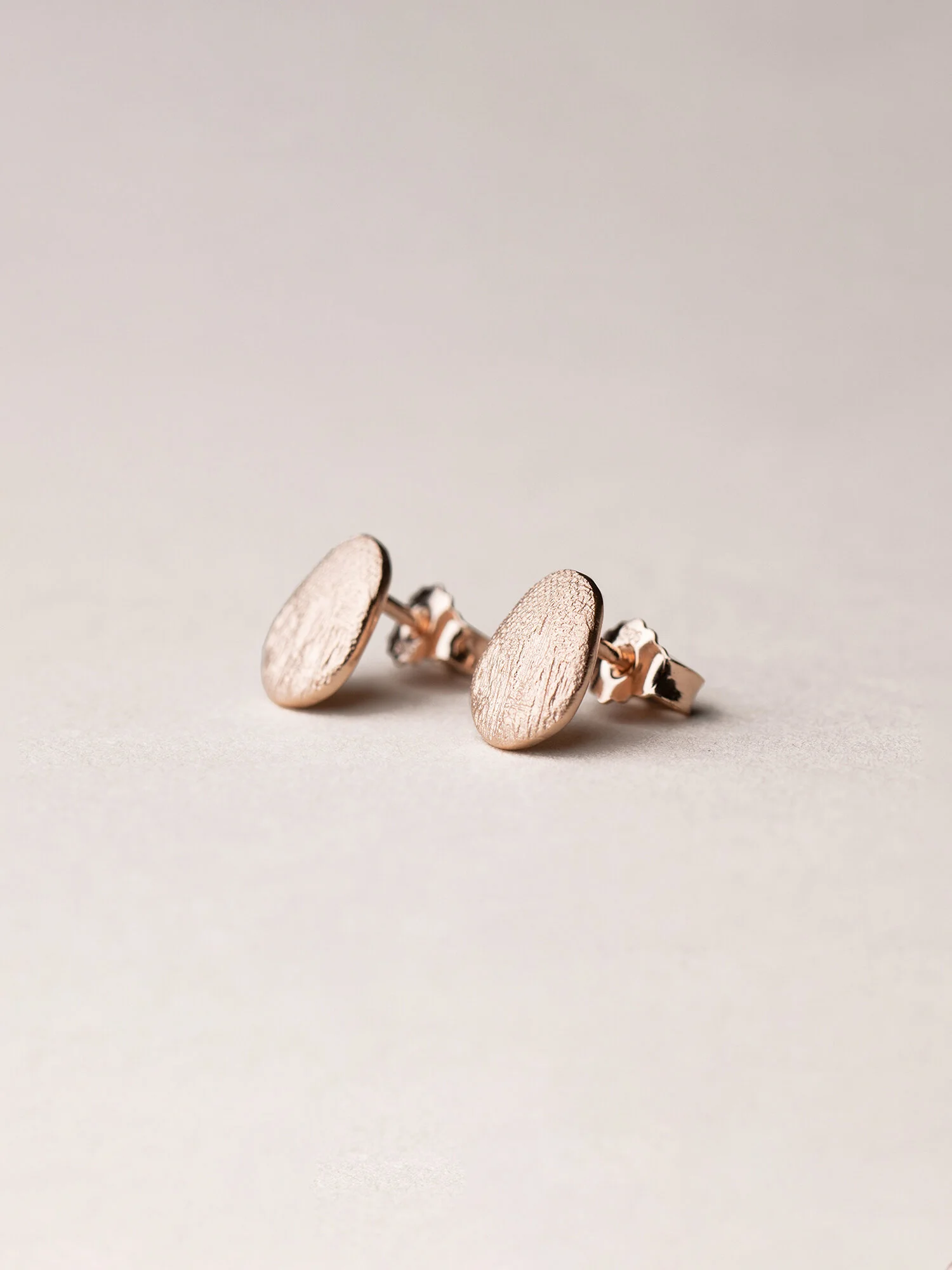 Amia Ohrstecker, oval in Rosegold