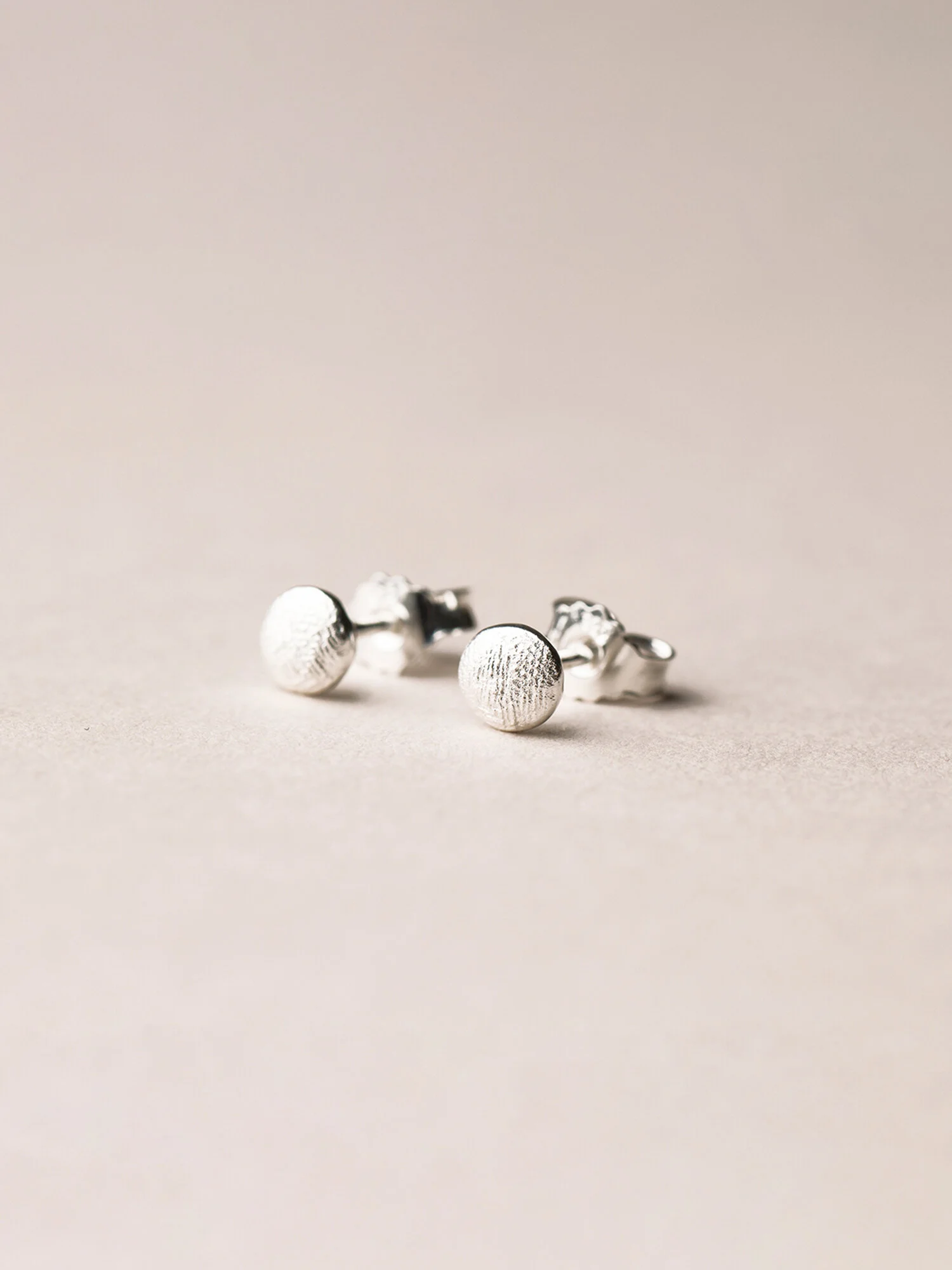 Amia Ohrstecker, rund in Silber
