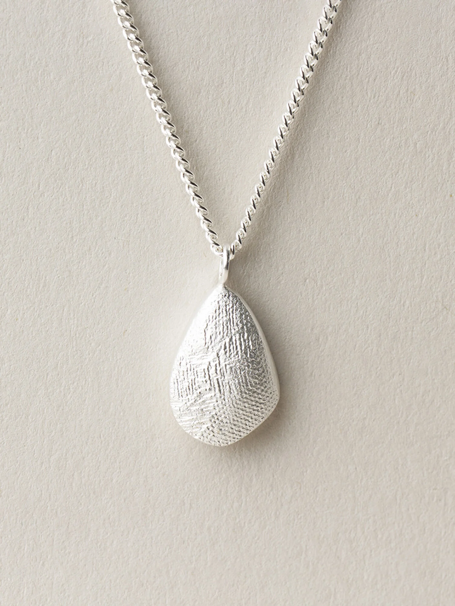 Amia Tropfenkette in Silber