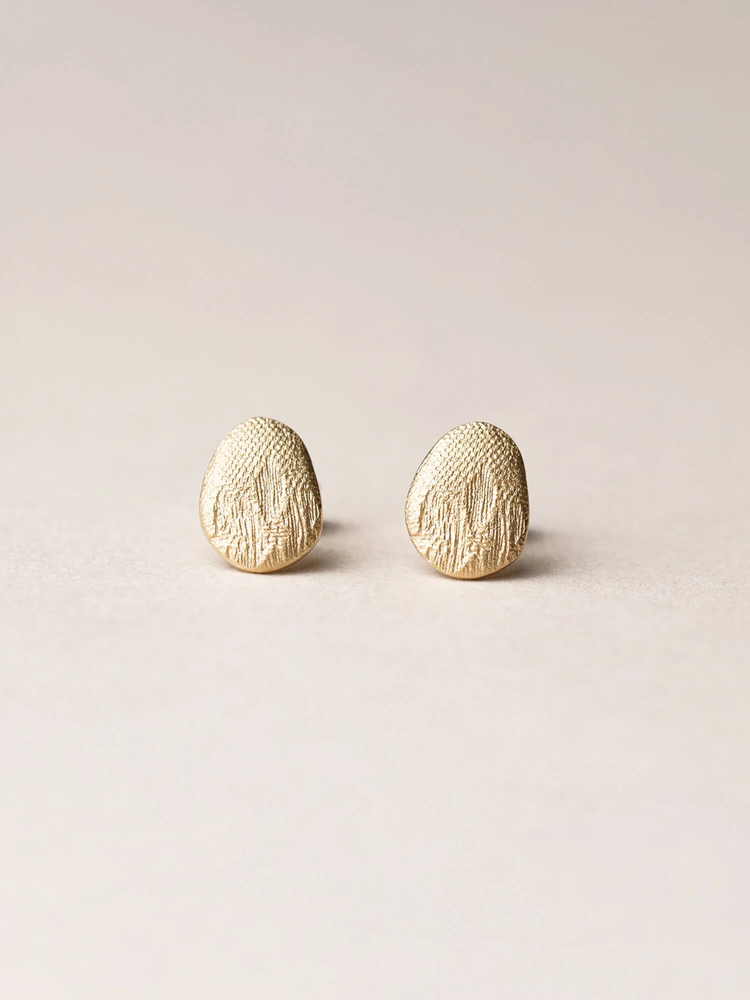 Amia Ohrstecker, oval in Gold